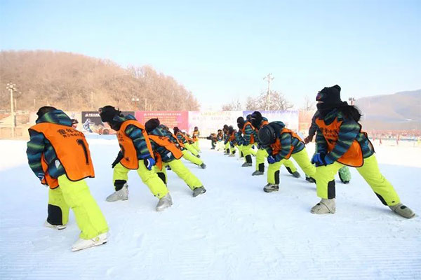 沈阳滑雪拓展冬令营