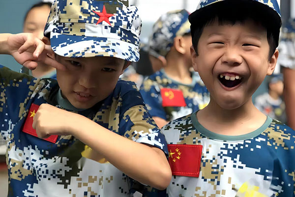 上海黄埔猎人青少年军事体验夏令营