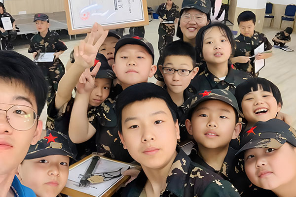 上海黄埔猎人青少年军事强化夏令营