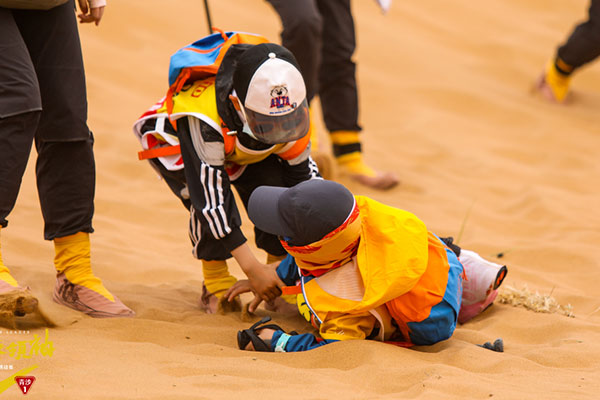 内蒙古全球青少年沙漠徒步挑战赛