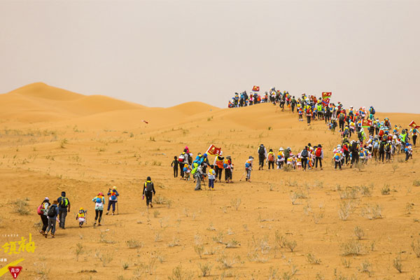 内蒙古全球青少年沙漠徒步挑战赛