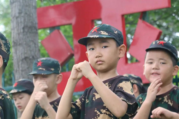 《红肩章行动》河南青少年军事勋章营28天
