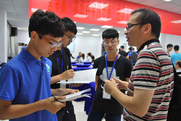 参加武汉大学高中生暑期龙8电子平台的六大体验