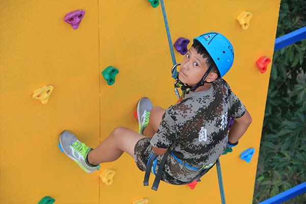 户外攀岩活动让孩子们挑战自我
