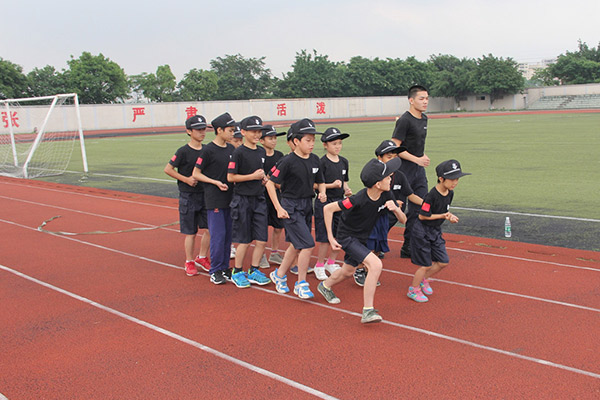 广州青少年警训夏令营，体验警察生活